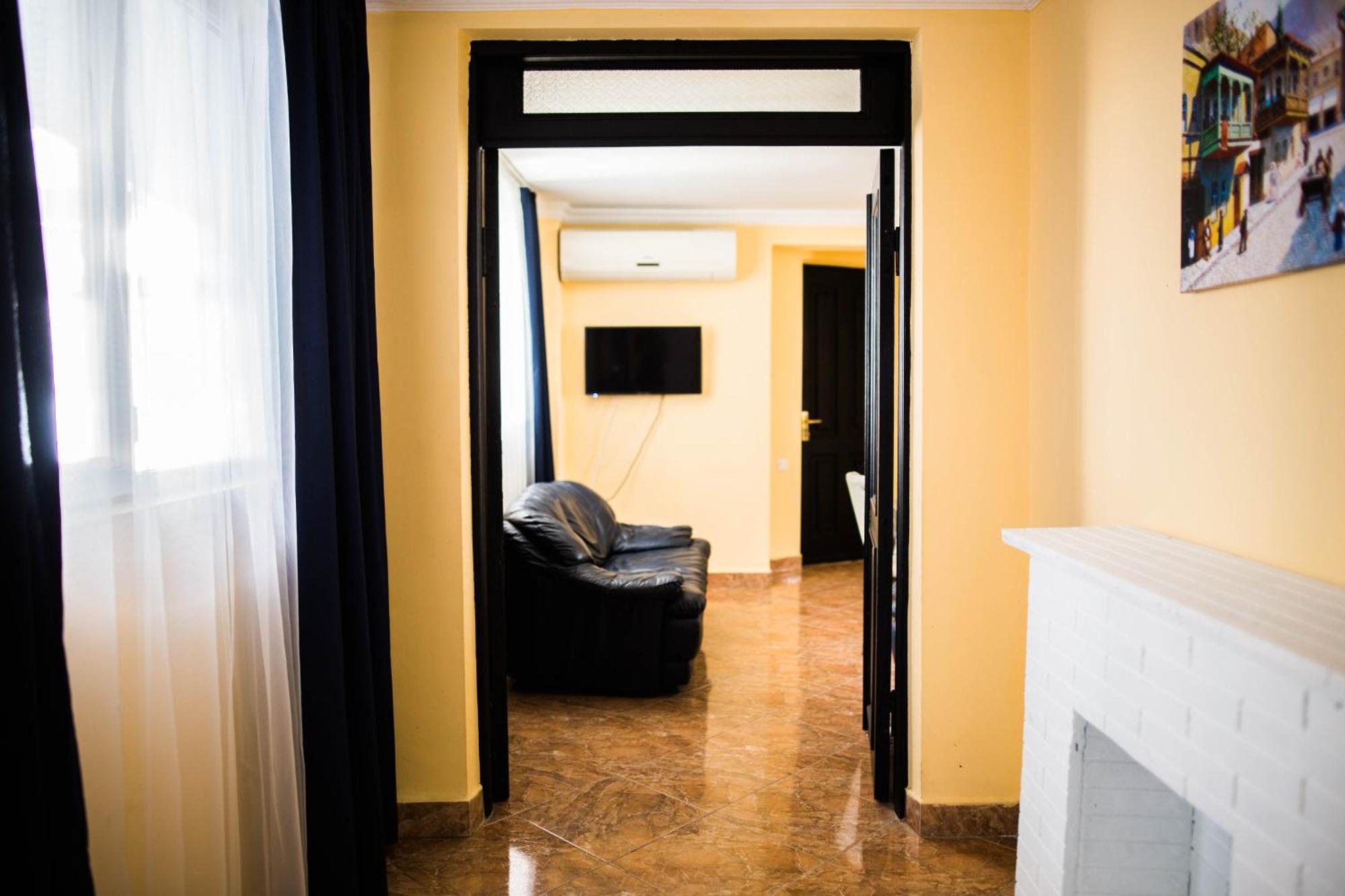 Central Apart-Hotel Μπατούμι Δωμάτιο φωτογραφία